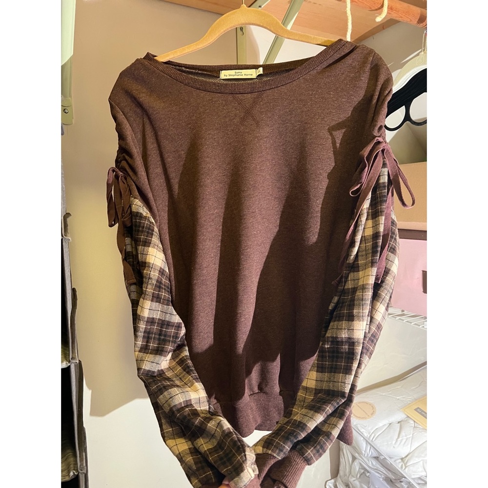Cute fall top with adorable sleeves! Size large by SoHo by Stephanie Horne.